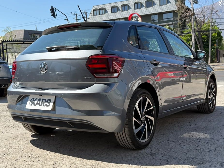2022 Volkswagen Polo Highline Gris - Miniatura 5
