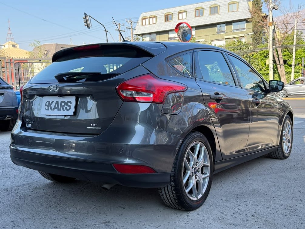 2016 Ford Focus SE Gris - Miniatura 5
