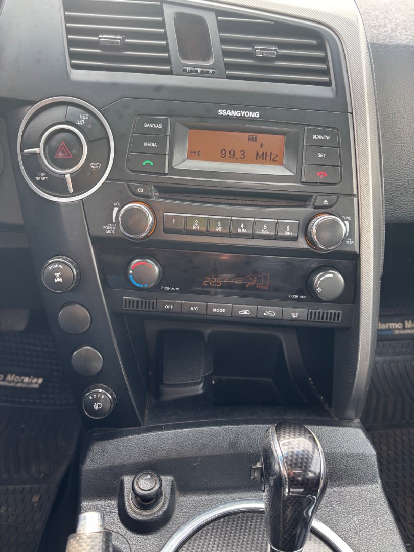 2015 SsangYong ACTYON Gris - Miniatura 7