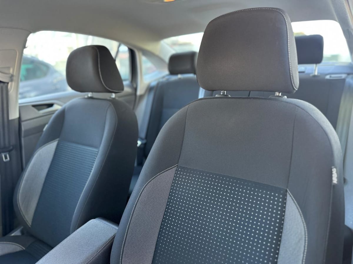 2022 Volkswagen Virtus Comfortline Gris - Miniatura 9