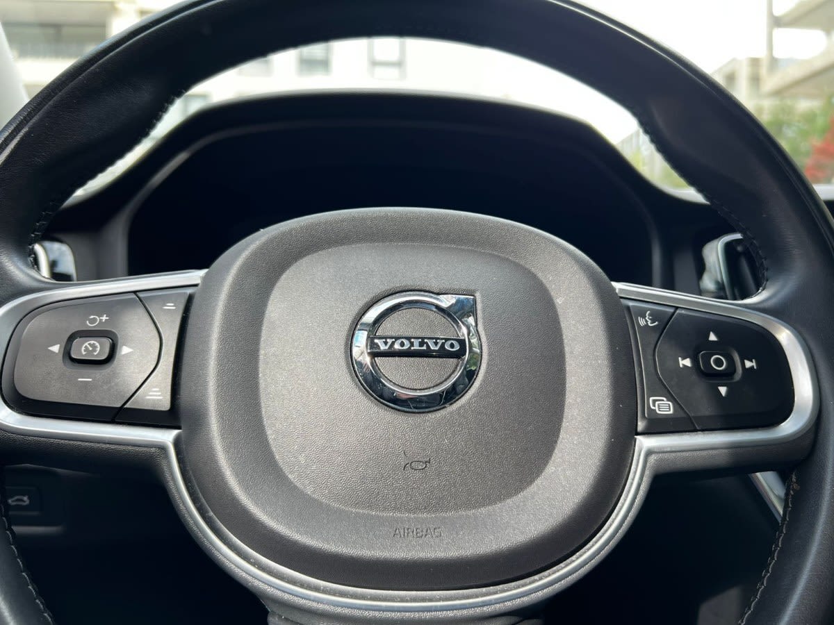 2022 Volvo S60 MOMENTUM Plata - Miniatura 5