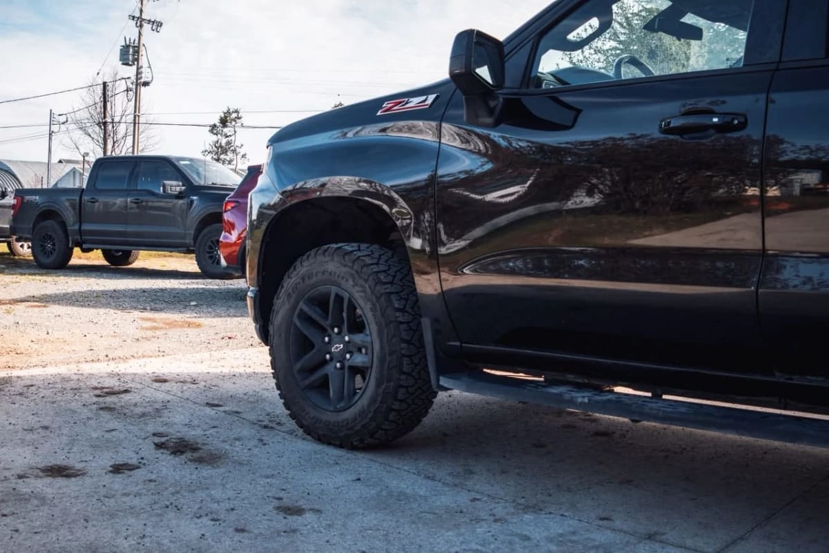 2022 Chevrolet Trail Boss Negro - Miniatura 4