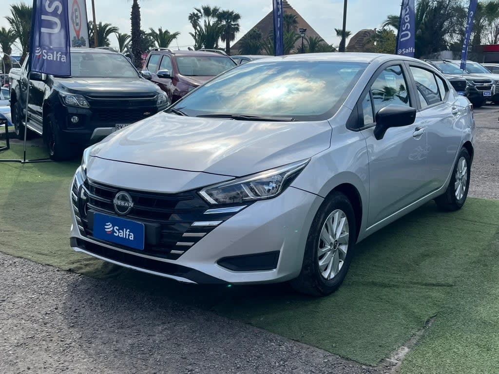 2025 Nissan Versa 1.6 Plata - Imagen 1