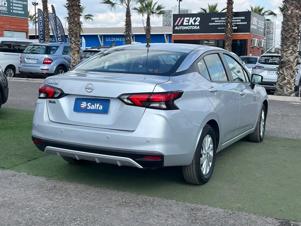 2025 Nissan Versa 1.6 Plata - Miniatura 5