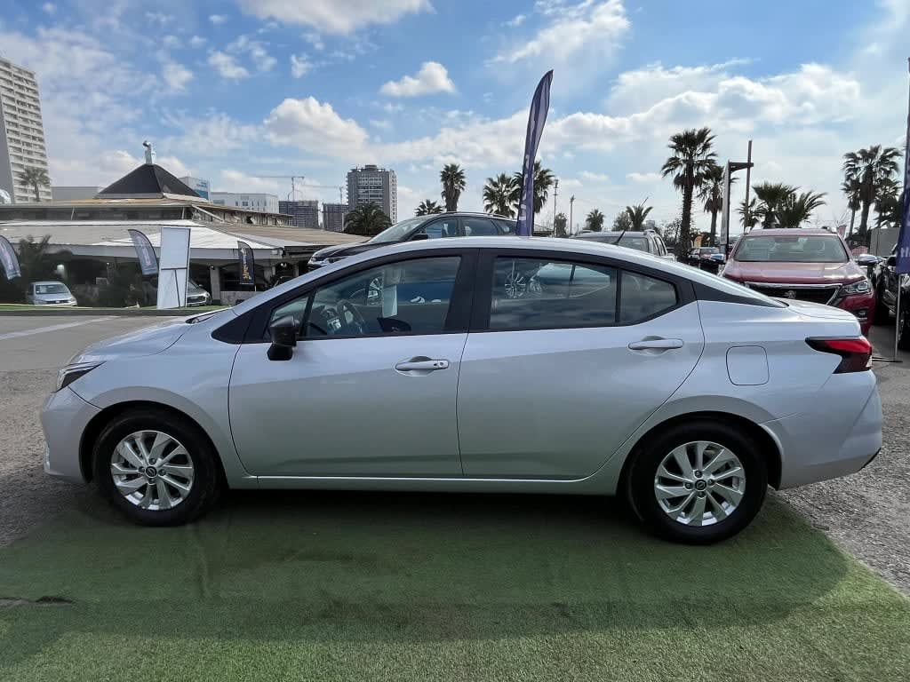 2025 Nissan Versa 1.6 Plata - Miniatura 8