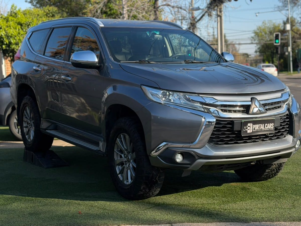 2018 Mitsubishi MONTERO SPORT 2.4 Gris - Miniatura 3