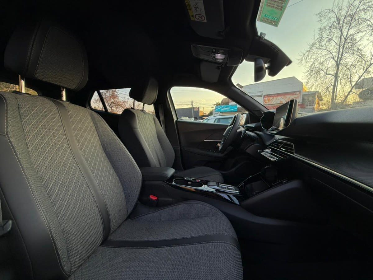 2024 Peugeot 2008 1.5 Gris - Miniatura 9