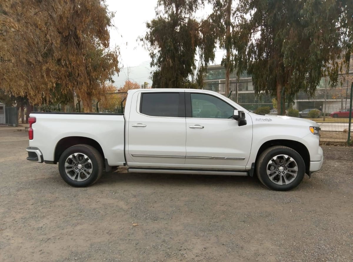 2023 Chevrolet Silverado 4x4 Blanco - Miniatura 4