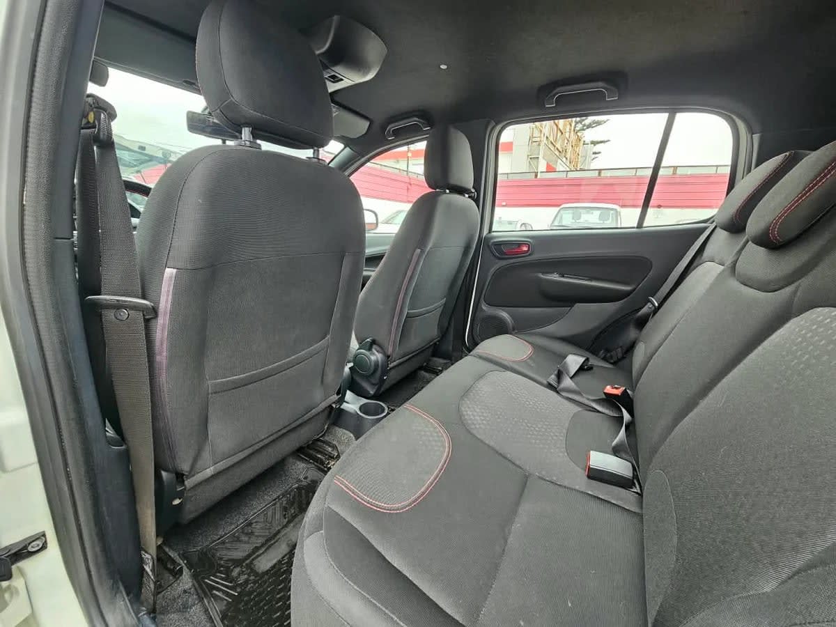 2018 FIAT Uno SPORTING Blanco - Miniatura 8