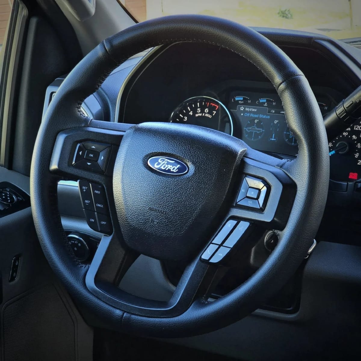 2017 Ford F150 XLT - Miniatura 2