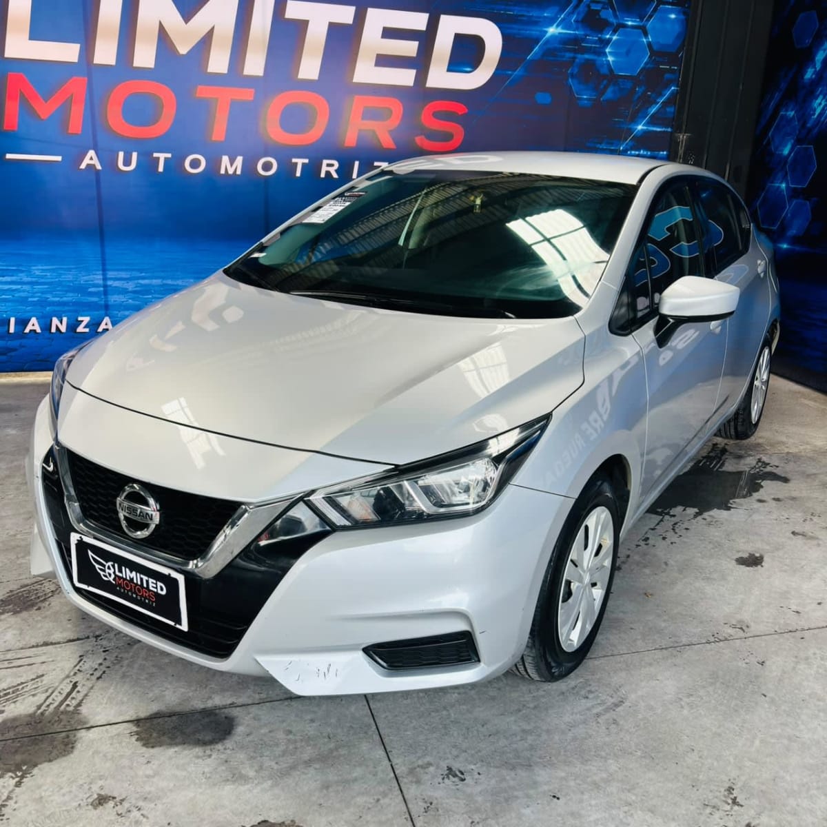 2022 Nissan VERSA SENSE 1.6 - Miniatura 3