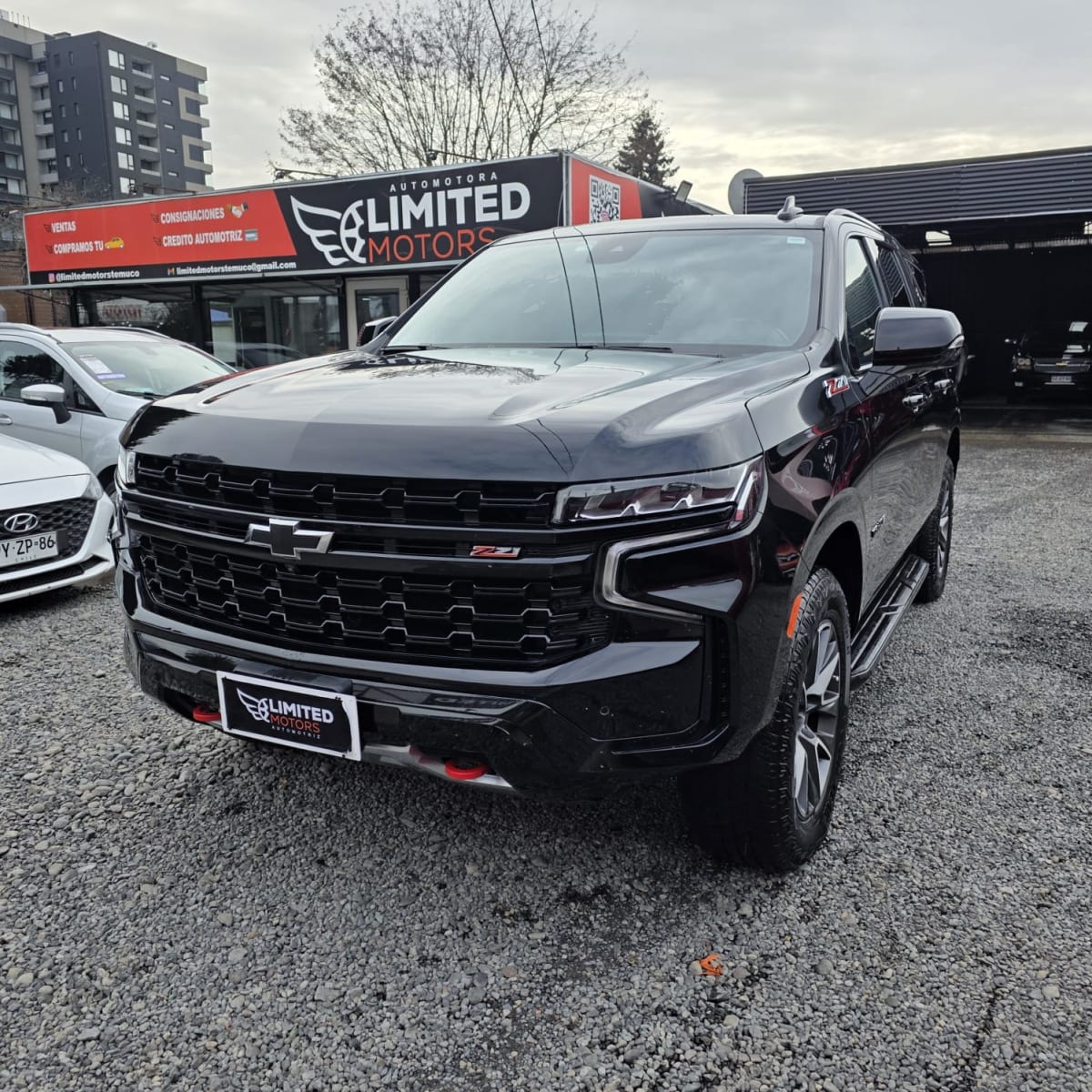 2025 Chevrolet TAHOE 5.3L AT10 8 ASIENTOS 4X4 - Miniatura 3