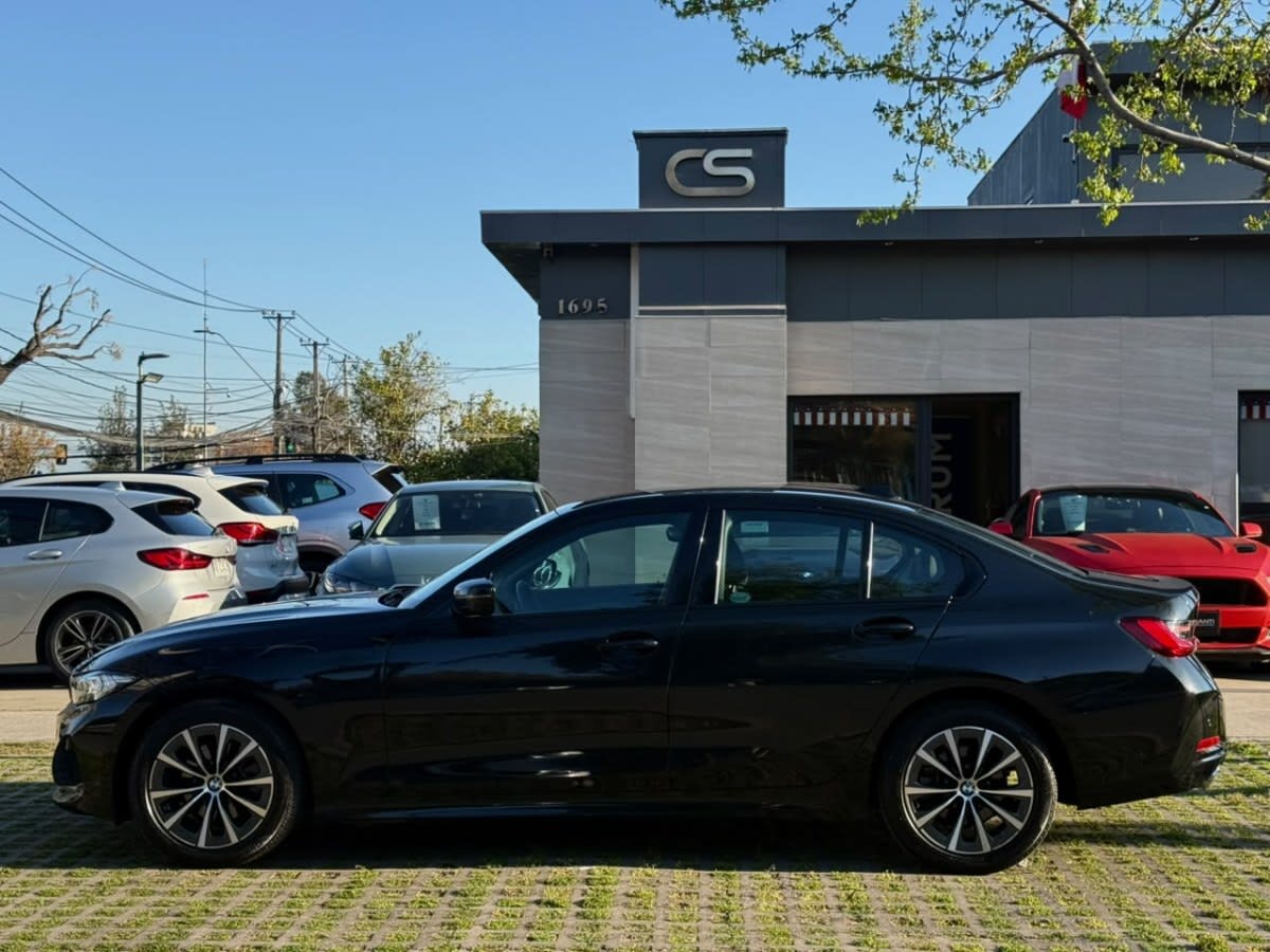 2024 BMW 320I URBAN Negro - Miniatura 2