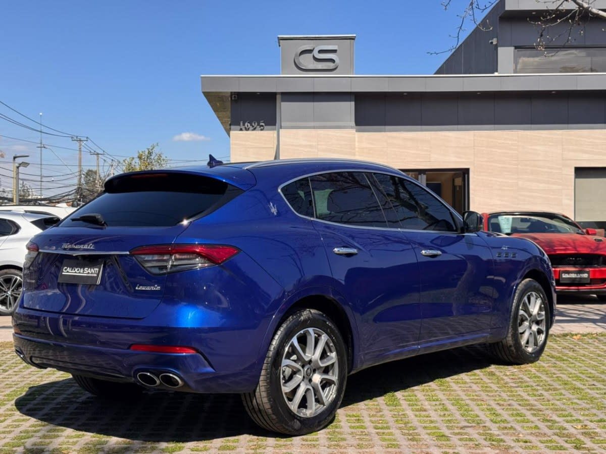 2023 Maserati Levante GT Negro - Miniatura 7