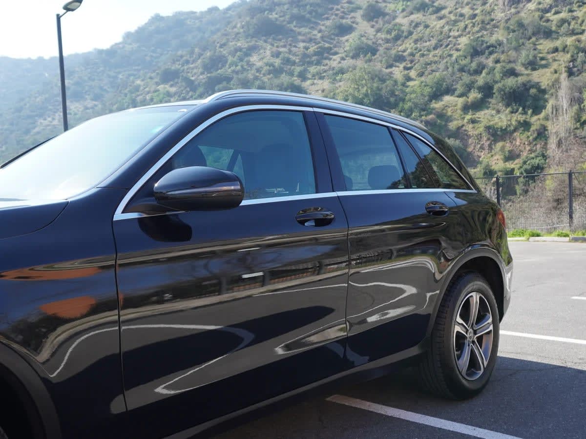 2021 Mercedes-Benz GLC 200 2.0 Negro - Miniatura 9