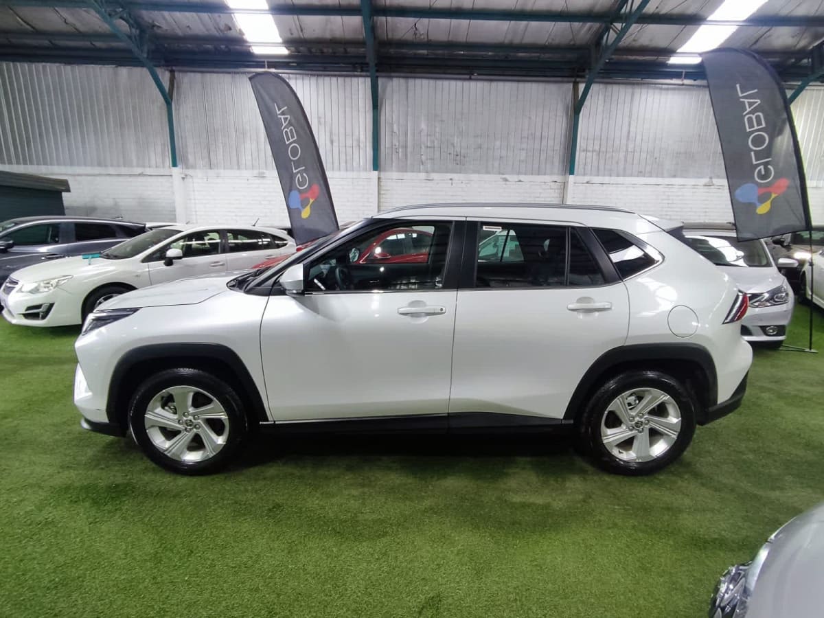 2025 Toyota Yaris Cross 1.5 Blanco - Miniatura 2