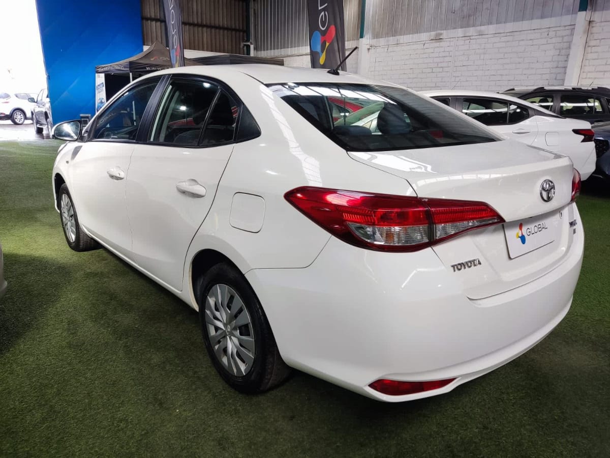 2020 Toyota Yaris GLI 1.5 Blanco - Miniatura 3