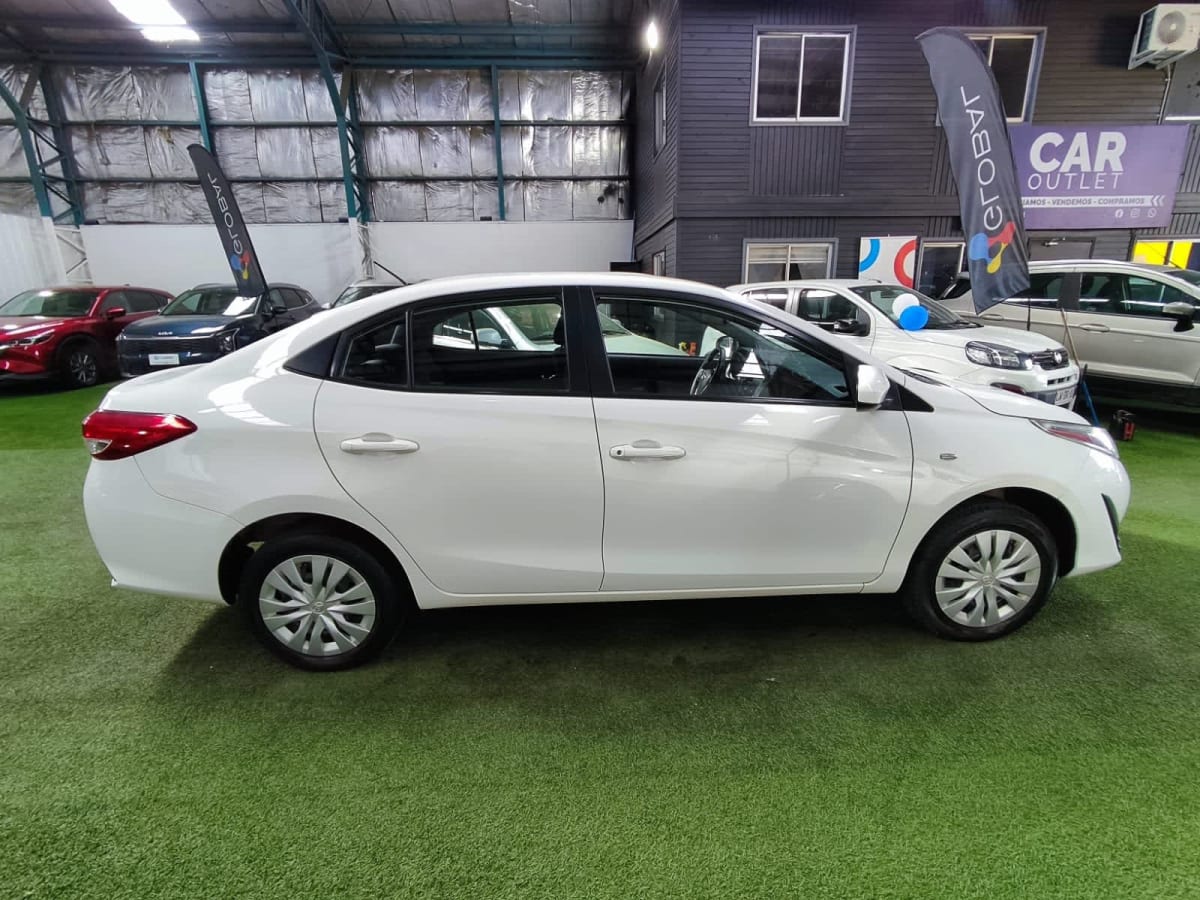 2020 Toyota Yaris GLI 1.5 Blanco - Miniatura 6