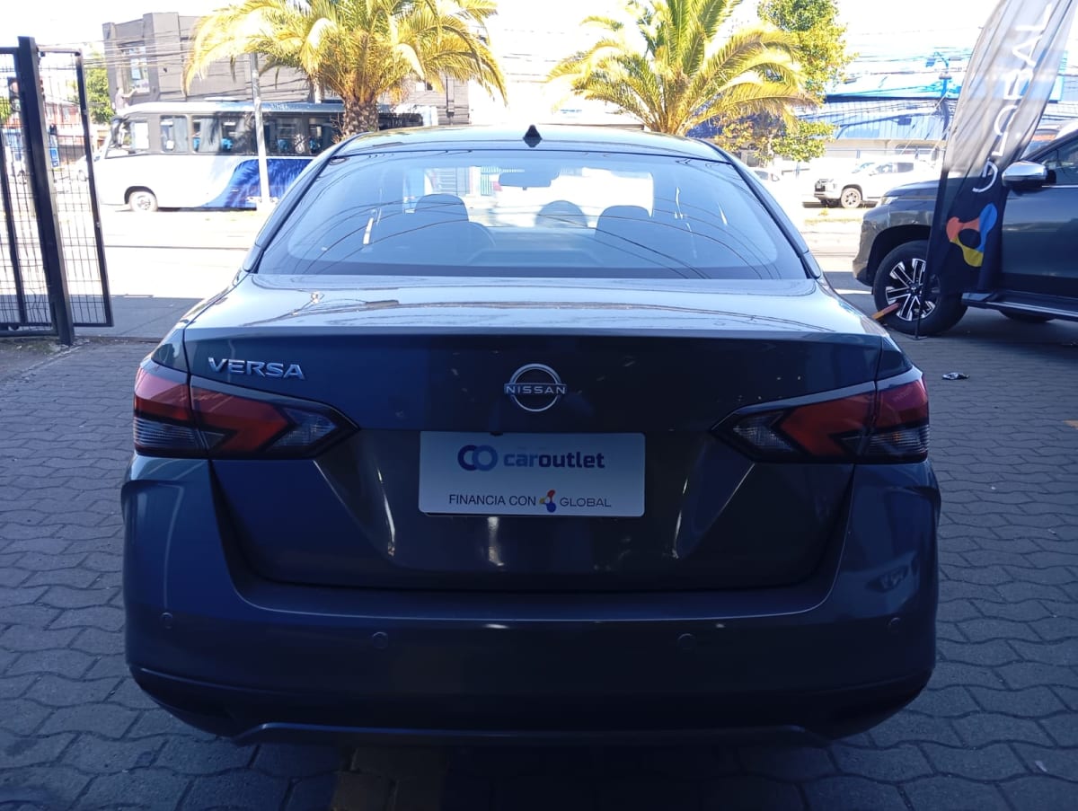 2024 Nissan Versa Advance 1.6 Gris - Miniatura 3