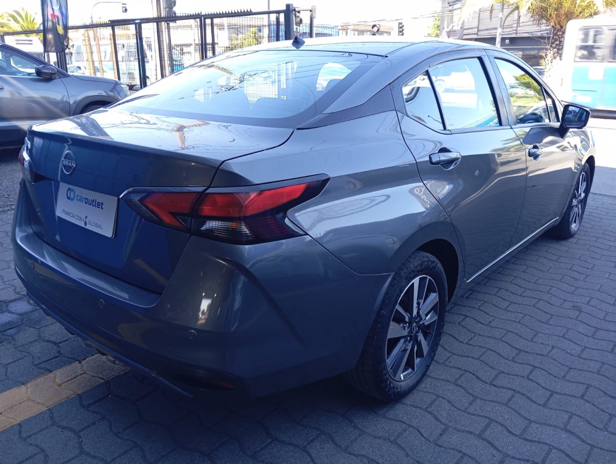 2024 Nissan Versa Advance 1.6 Gris - Miniatura 4