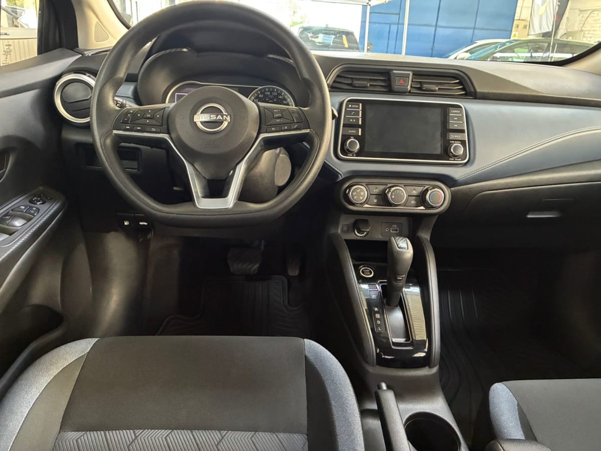 2024 Nissan Versa Advance 1.6 Gris - Miniatura 7