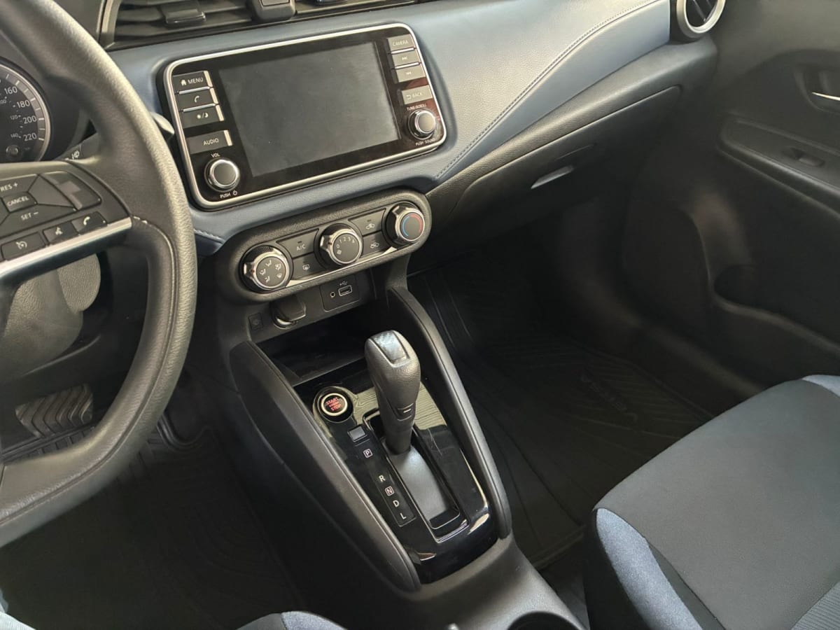 2024 Nissan Versa Advance 1.6 Gris - Miniatura 9