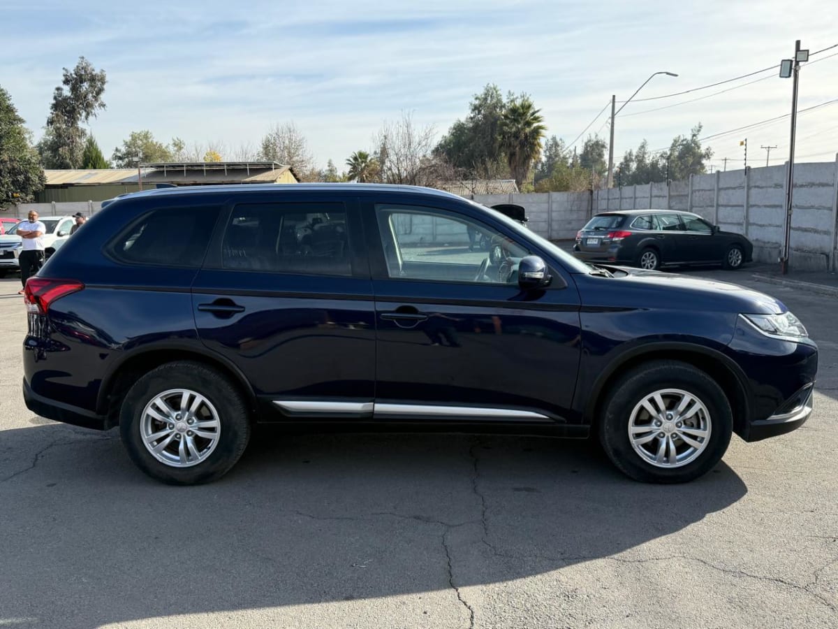 2023 Mitsubishi Outlander 2.0 Azul - Miniatura 6