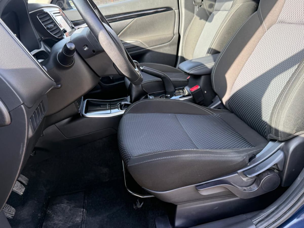 2023 Mitsubishi Outlander 2.0 Azul - Miniatura 10