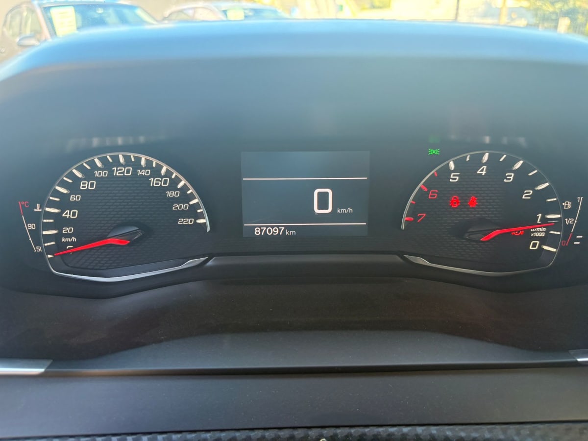 2022 Peugeot 2008 Blue HDI Azul - Miniatura 9