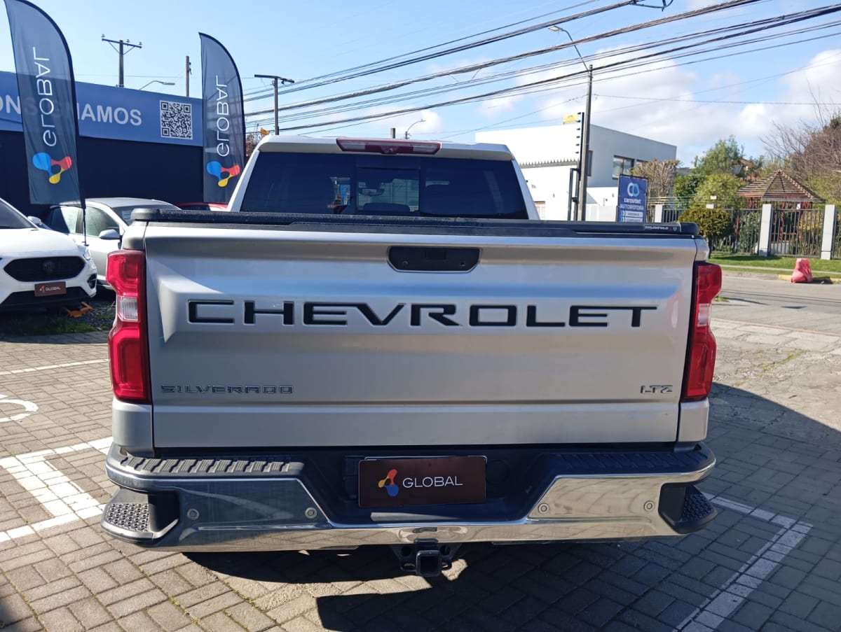 2022 Chevrolet Silverado CC LTZ Plata - Miniatura 3