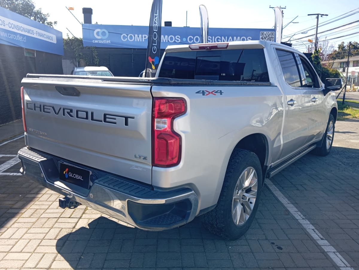 2022 Chevrolet Silverado CC LTZ Plata - Miniatura 4