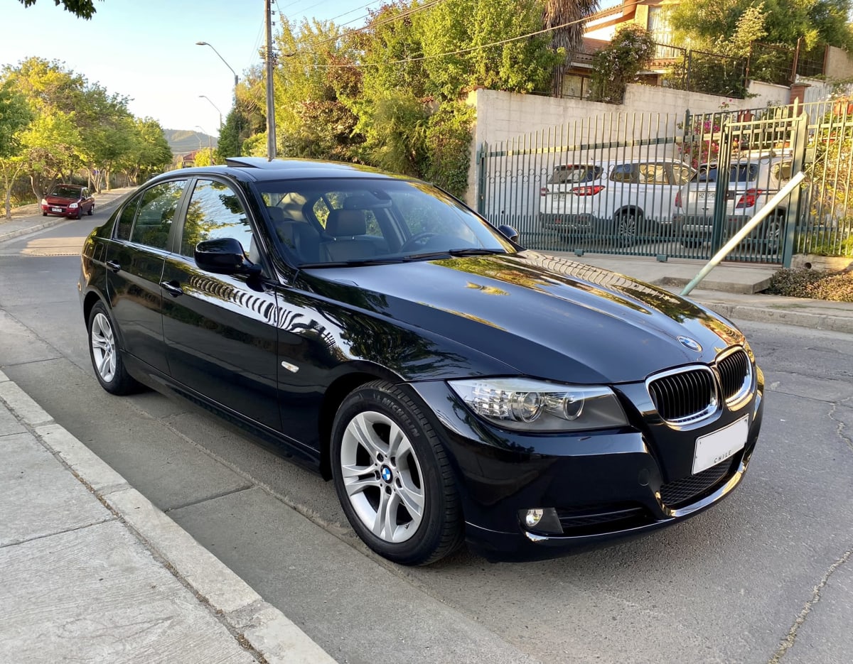 2011 BMW 320I - Miniatura 2