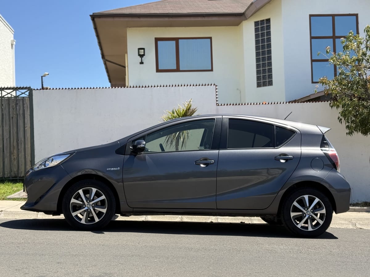 2018 Toyota Prius C - Miniatura 6