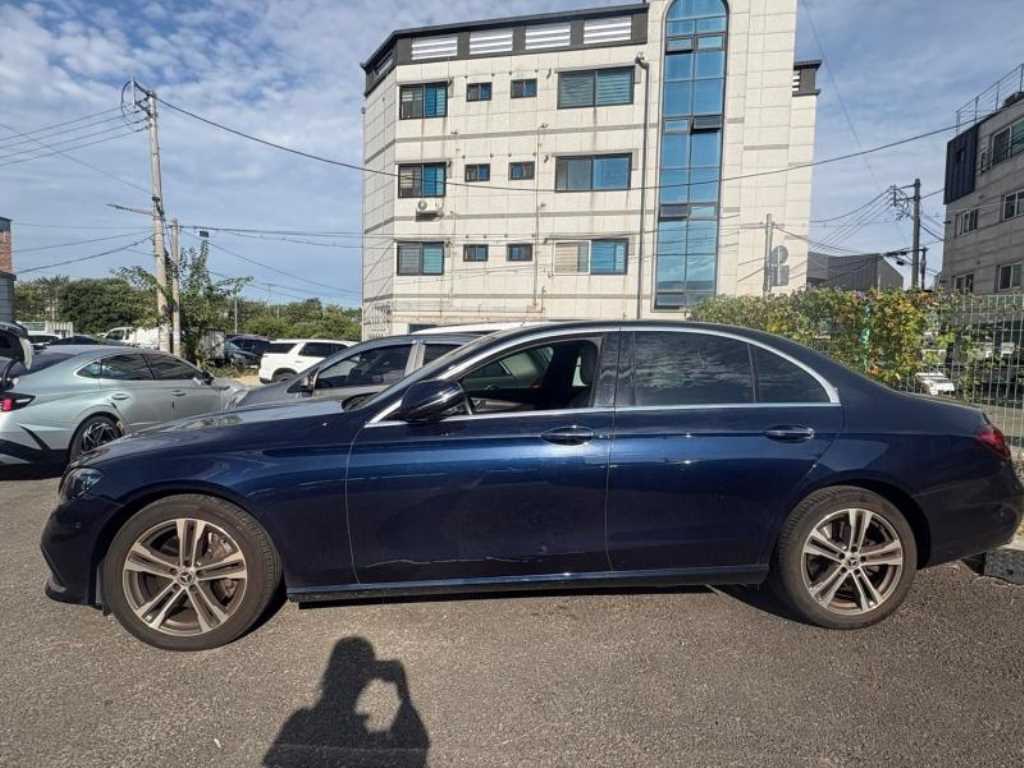 2021 Mercedes-Benz Clase E E - Miniatura 3
