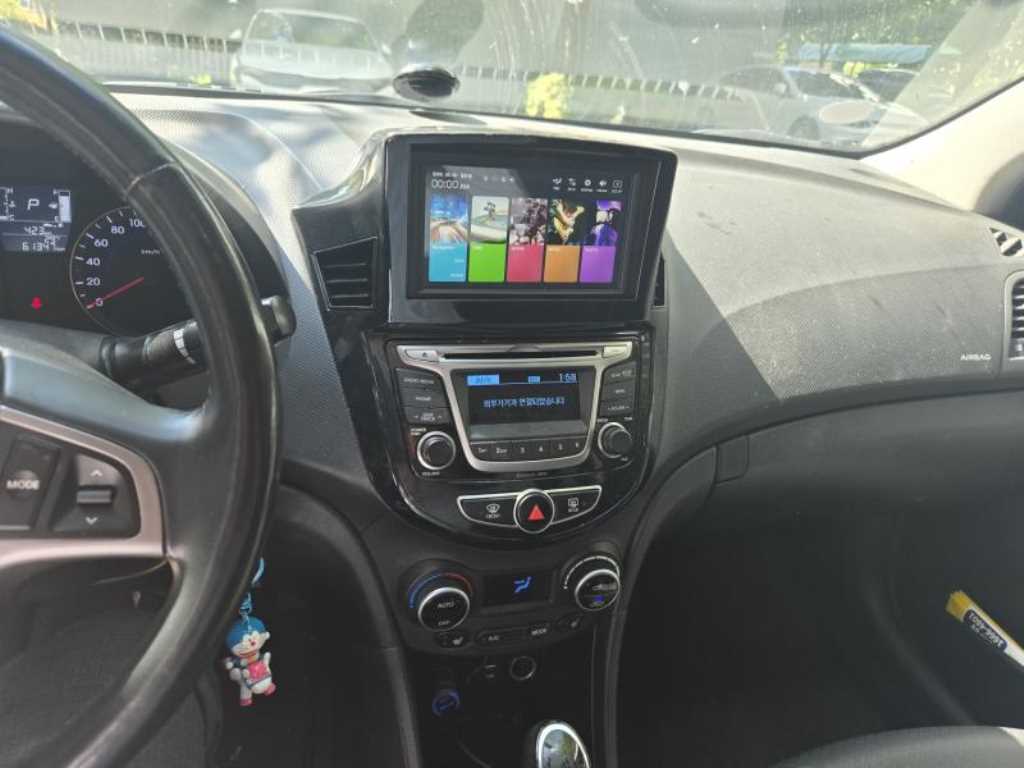 2016 Hyundai Accent New Gris - Miniatura 4