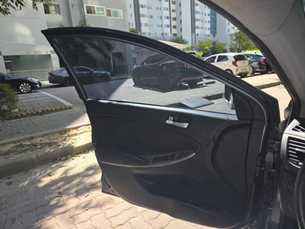 2016 Hyundai Accent New Gris - Miniatura 8