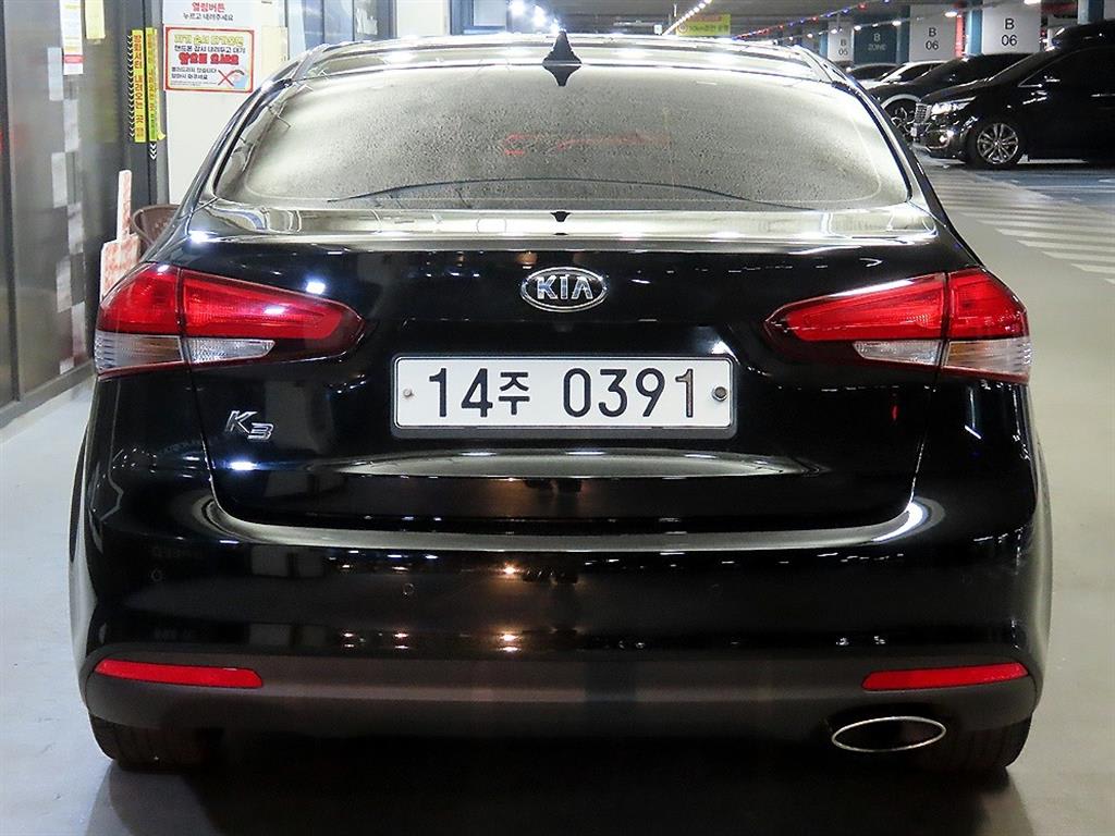 2017 Kia K3 1.6 Negro - Miniatura 5