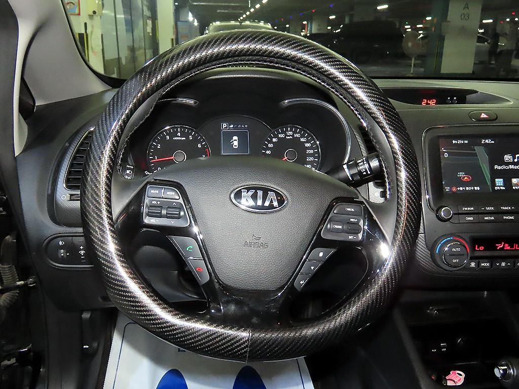 2017 Kia K3 1.6 Negro - Miniatura 8