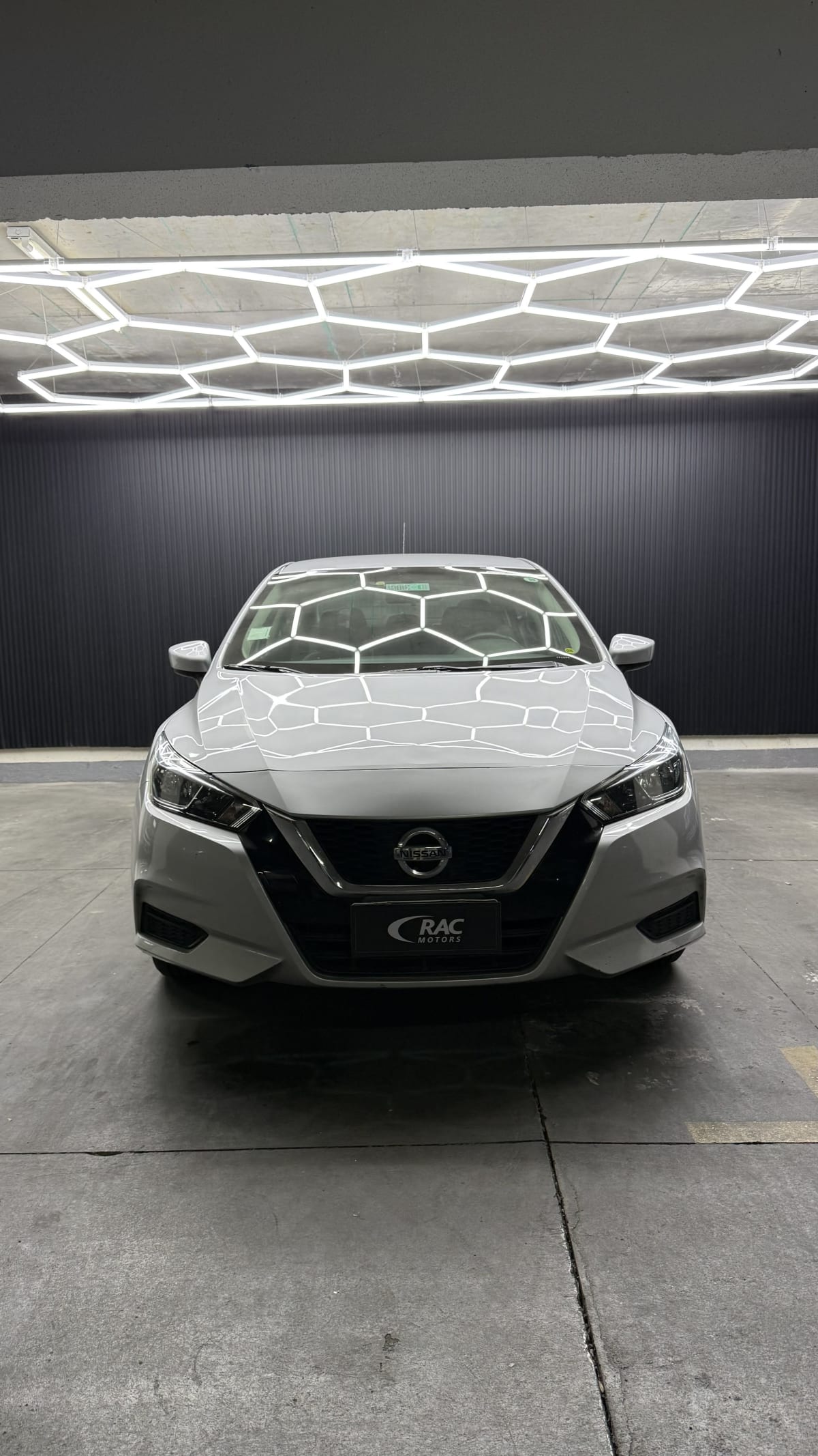 2021 Nissan Versa Gris - Imagen 1