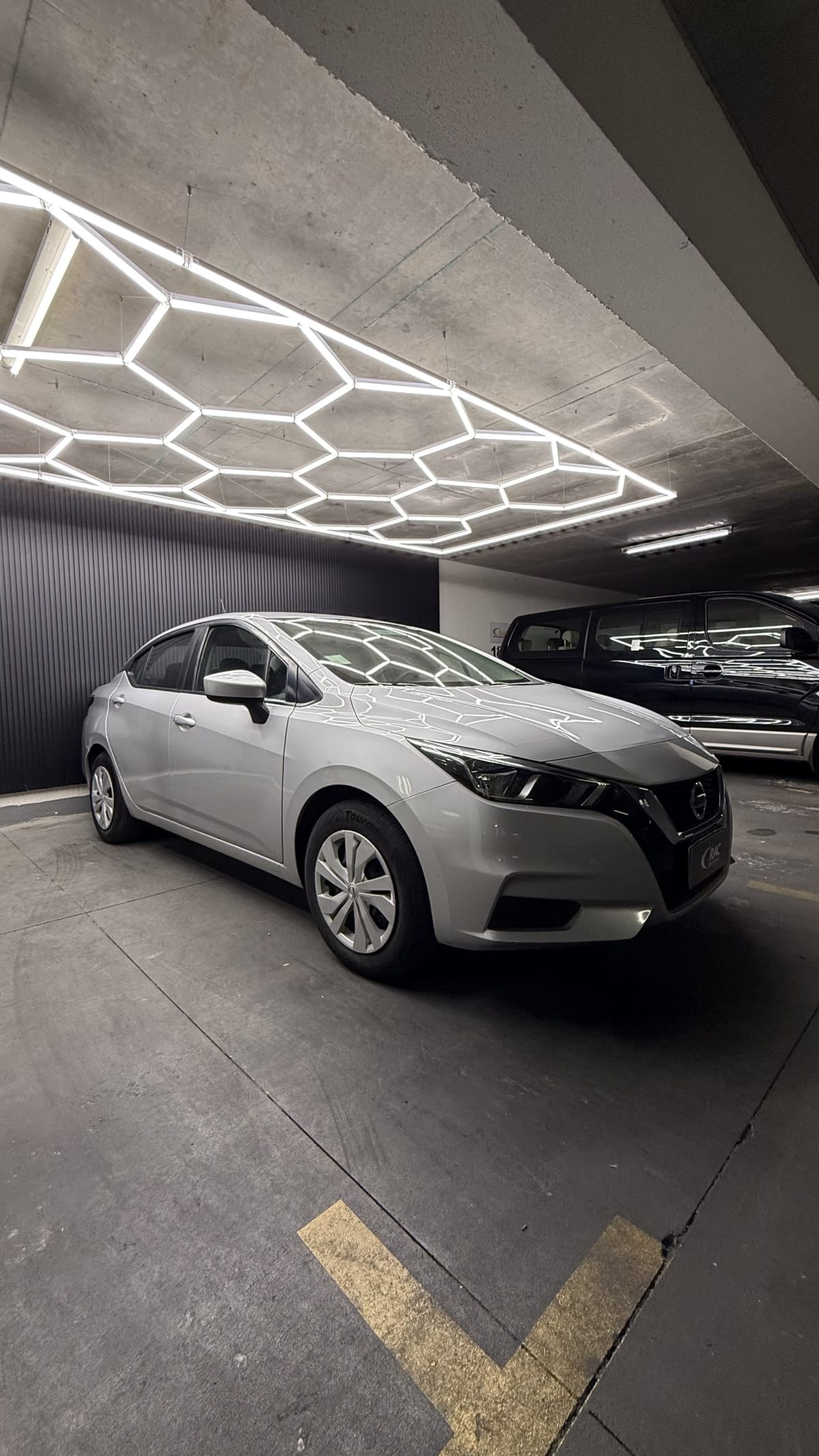 2021 Nissan Versa Gris - Miniatura 2