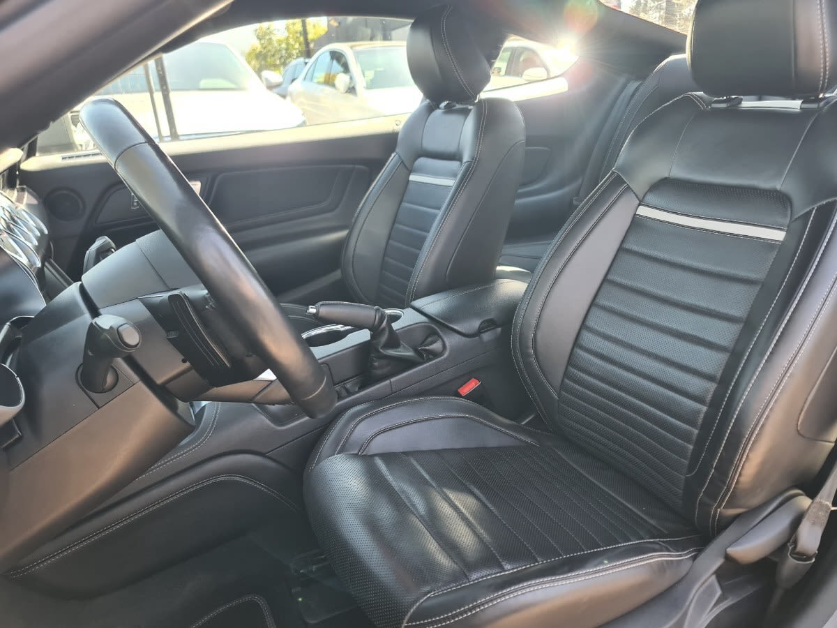 2022 Ford Mustang 5.0 Negro - Miniatura 9