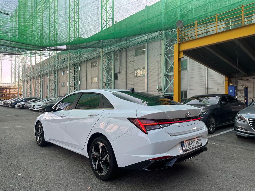 2023 Hyundai Avante (CN7) Blanco - Miniatura 3