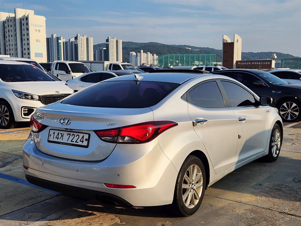 2014 Hyundai Avante 1.6 Plata - Miniatura 4