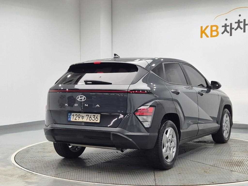 2023 Hyundai Kona New Gris - Miniatura 3