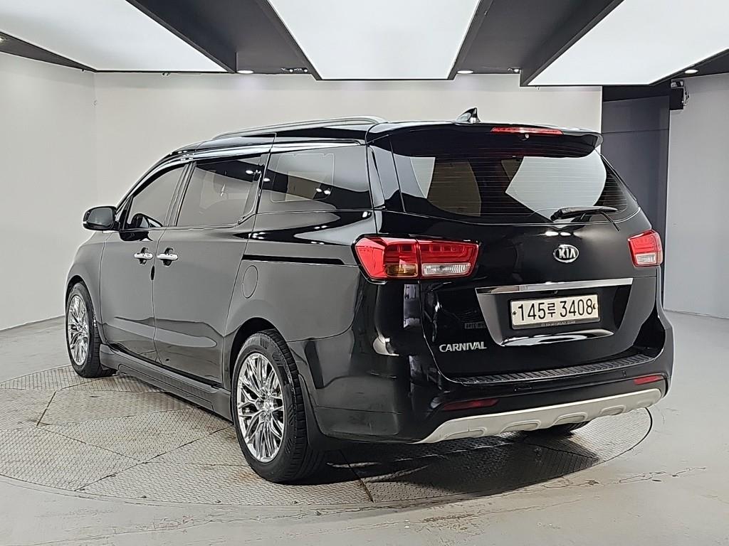 2016 Kia Carnival Diesel Negro - Miniatura 3