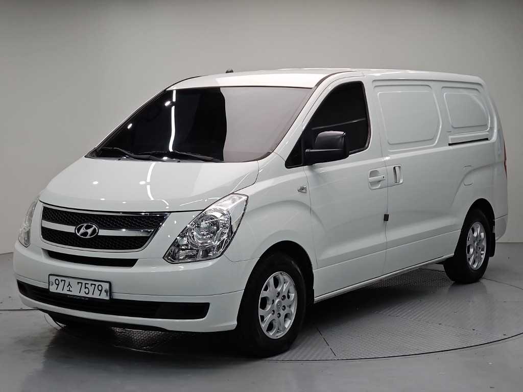 2015 Hyundai Starex Van Blanco - Imagen 1