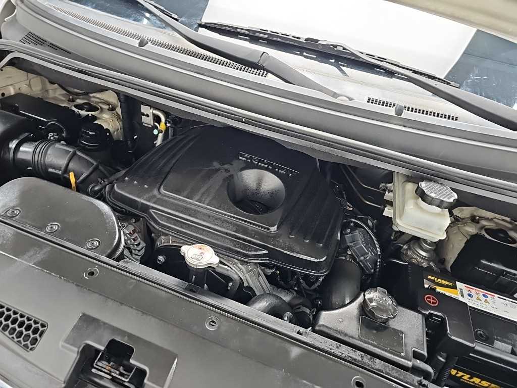 2015 Hyundai Starex Van Blanco - Miniatura 5