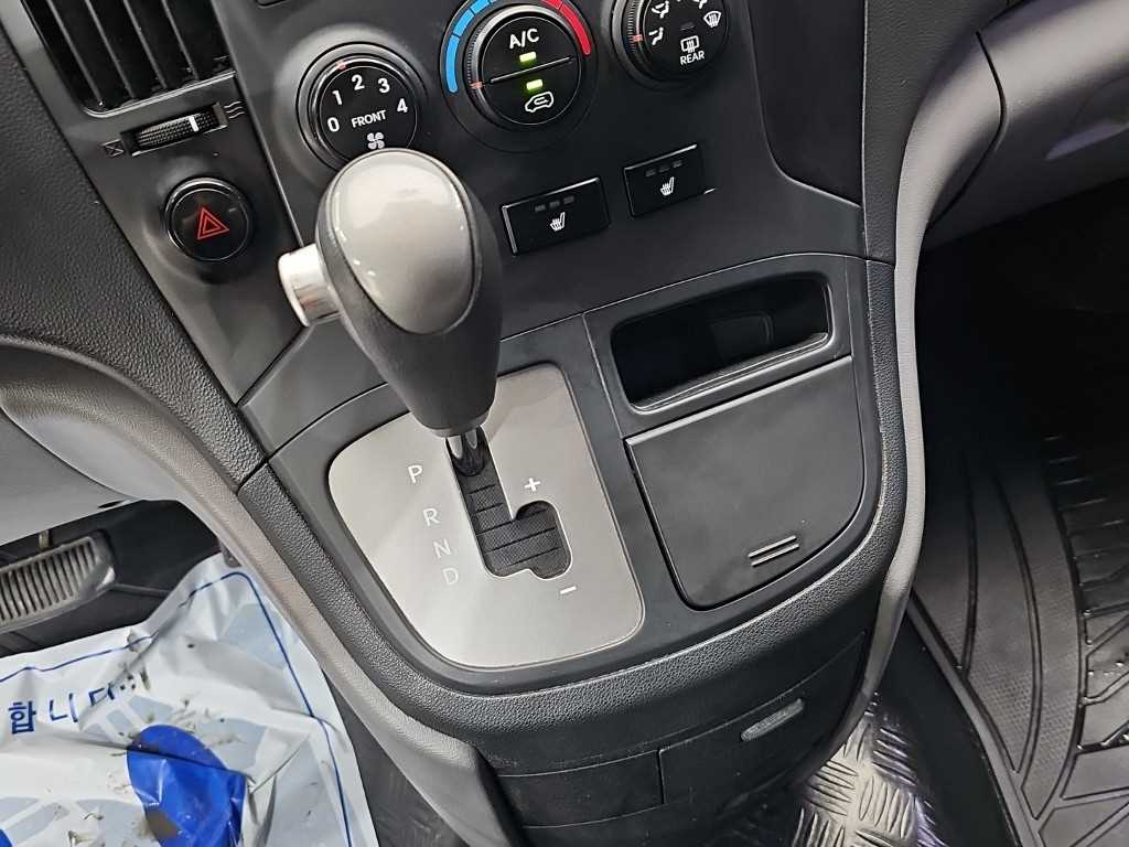 2015 Hyundai Starex Van Blanco - Miniatura 8