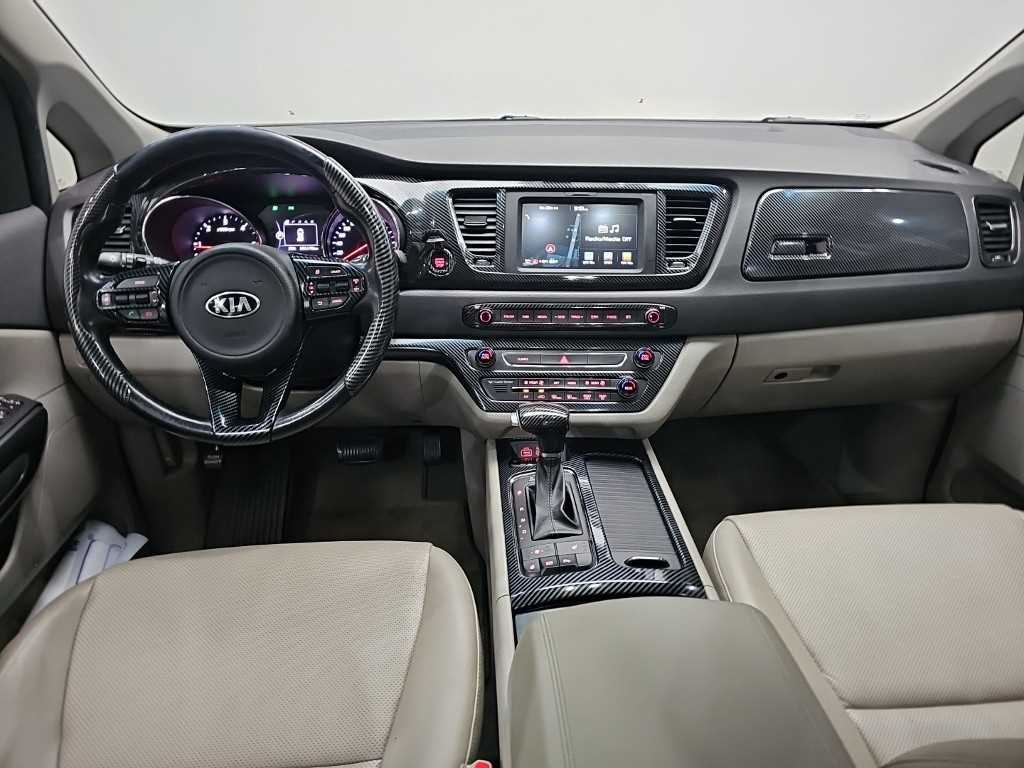 2017 Kia Carnival Diesel Negro - Miniatura 7