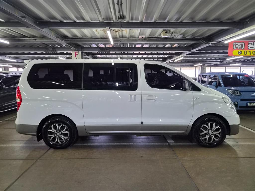 2017 Hyundai Starex 12-seater Blanco - Miniatura 3